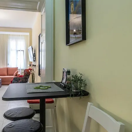 Sunlit Artist Apartment Belgrade