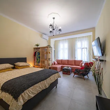 Sunlit Artist Apartment Belgrade