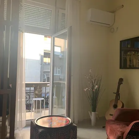 Sunlit Artist Apartment *